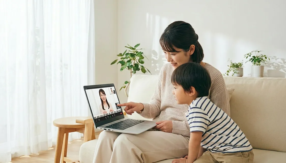 親子で講師とビデを通話をしている様子