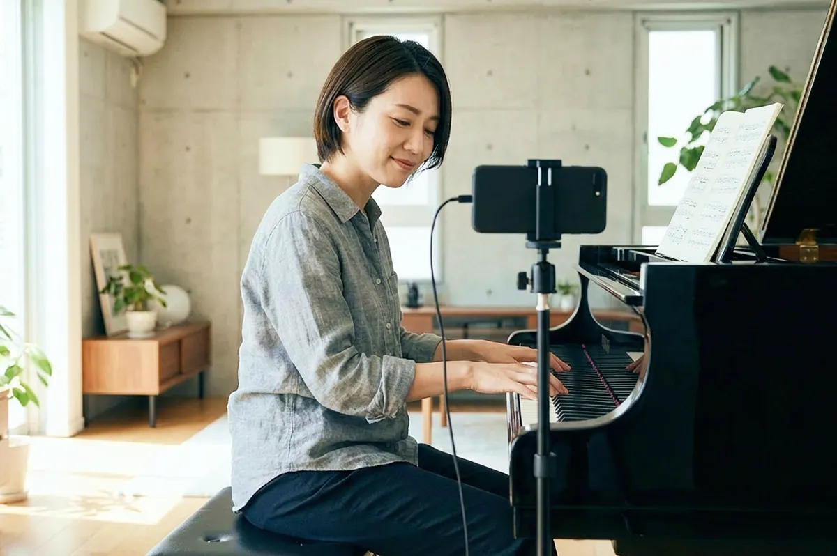 ピアノのレッスンをオンラインでしている様子