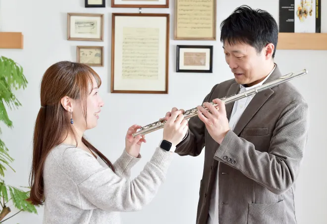 講師から演奏を教っている様子